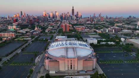 United-Center-Arena-In-Chicago-Mit-Der-Skyline-In-Der-Abenddämmerung-Im-Hintergrund
