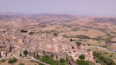 Vista-Aérea-De-Calascibetta,-Una-Ciudad-En-La-Provincia-De-Enna,-Sicilia,-Italia.