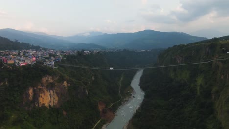 Kushma-Puenting-Desde-Un-Puente-Peatonal-En-Pokhara,-Nepal