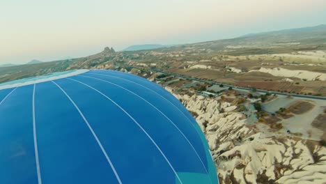 Heißluftballonflug-Bei-Sonnenaufgang-In-Kappadokien,-Türkei