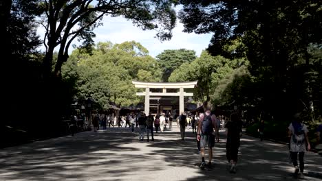Zeitlupenaufnahmen-Zeigen-Besucher,-Die-In-Der-Nähe-Von-Meiji-Jingu-Sanno-Torii-In-Japan-Spazieren-Gehen