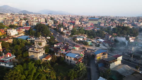 Carreteras-Y-Calles-De-La-Ciudad-De-Pokhara-En-Nepal---Retirada-Aérea