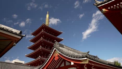 Fünfstöckige-Pagode-Im-Hintergrund-In-Asakusa,-Die-älteste-Pagode-Dieser-Art-In-Japan-Und-Einer-Der-ältesten-Erhaltenen-Holztürme-Der-Welt