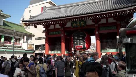 Una-Multitud-De-Visitantes-Converge-Con-Anticipación-En-La-Entrada-Del-Templo-Sensō-ji,-Japón.
