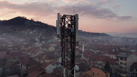 Bau-Eines-Telekommunikationsturms-In-Einer-Kleinstadt-Bei-Sonnenuntergang
