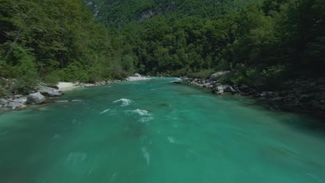 FPV-Des-Smaragdgrünen-Soca-Flusses-Im-Soca-Tal,-Slowenien