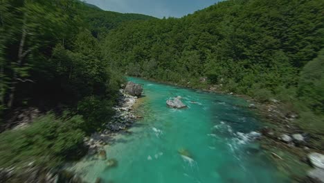 Aguas-Esmeralda-Del-Río-Soca-En-Cascada-A-Través-De-Rocas-En-Eslovenia