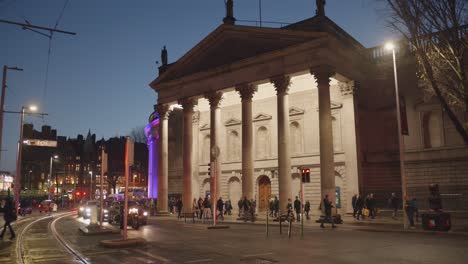 Dublin,-Irland-–-Eine-Nächtliche-Perspektive-Der-Bank-Of-Ireland-–-Weitwinkelaufnahme