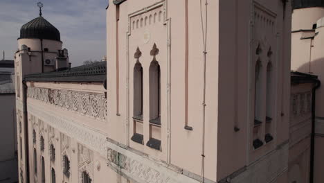 Drohnenaufnahmen-Der-Architektur-Der-Aschkenasischen-Synagoge-In-Sarajevo