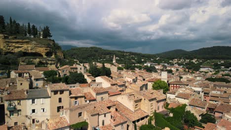 Drone-view-of-stone-and-clay-homes-in-a-beautiful-village-in-Cadenet,-Provence,-France
