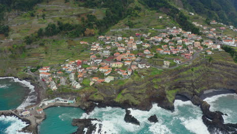 Seixal-Madeira-Küstenlinie-Drohnenaufnahme-Mit-Wellen-Berge-In-Wolken-Panorama-Ozeanhorizont-Mit-Klippen