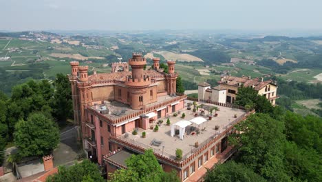 Schloss-Für-Hochzeitsort-In-Novello,-Piemont,-Italien-–-4K-Luftaufnahme