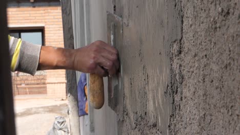 Construction-worker-plastering-wall-using-concrete