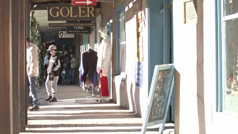 People-shopping-in-downtown-Santa-Fe,-New-Mexico-with-video-tilting-down