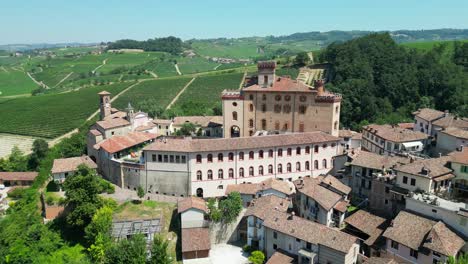 Schloss-Barolo-In-Der-Weinregion-Langhe,-Piemont,-Italien---4K-Luftaufnahme-Rechts-Kreisend