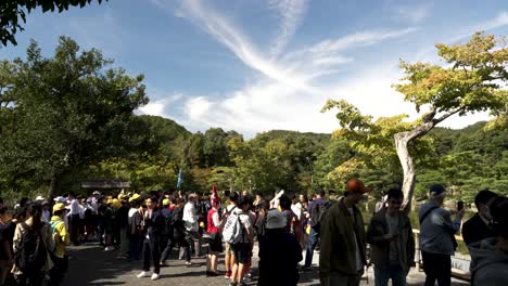 Zeitlupenaufnahme-Zahlreicher-Besucher,-Die-An-Einem-Schönen-Sonnigen-Tag-In-Kyoto,-Japan,-Den-Goldenen-Pavillon-Besuchen,-Umgeben-Von-Viel-Grün