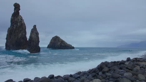 Ribeira-Da-Janeo-Porto-Moniz-Seixal-Madeira-Felsen-Mit-Unruhigem-Blauen-Meer,-Ozean,-Unruhiger-Strand-An-Einem-Bewölkten-Tag