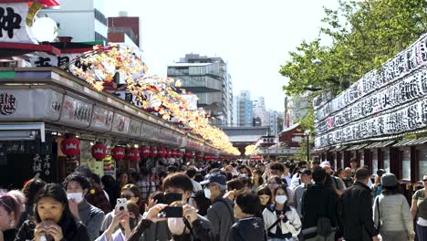Zeitlupenszene-Von-Fußgängern,-Die-Auf-Der-Nakamise-Straße-In-Asakusa,-Japan,-Spazieren