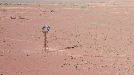 Vista-Por-Drones-Del-Molino-De-Viento-Del-Desierto-Y-Del-Paisaje-Seco-En-El-Interior-De-Australia