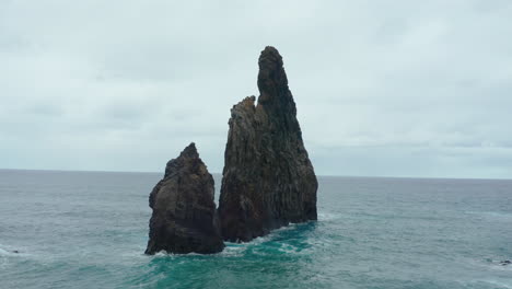 Ribeira-Da-Janeport-Porto-Moniz-Seixal-Madeira-Drohne-Schoss-Felsen-Mit-Erhebenden-Meereswellen