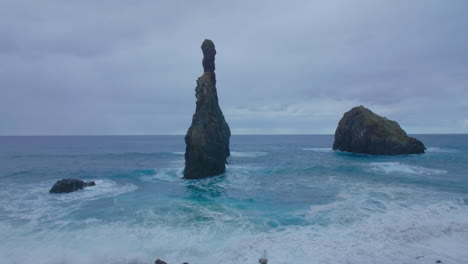 Ribeira-Da-Janela-Madeira-Porto-Moniz-Seixal-Madeira-Felsen-Mit-Unruhigem,-Welligem-Meereswellenozean,-Unruhiger-Strand-An-Einem-Bewölkten-Tag