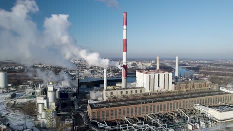 Drohnenanflugaufnahme-Eines-Großen-Kohlebefeuerten-Wärmekraftwerkskomplexes-In-Polen