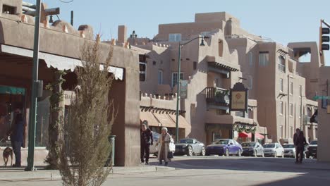 La-Fonda-on-the-Plaza-hotel-in-downtown-Santa-Fe,-New-Mexico-with-people-walking-outside-and-stable-video-shot