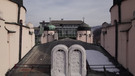 10-Gebote-Zur-Aschkenasischen-Synagoge-In-Sarajevo