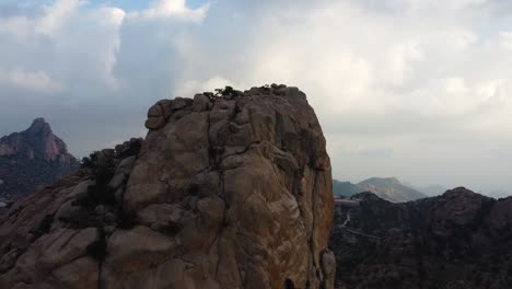 Luftpanorama,-Das-Das-Granitgebirge-In-Taif,-Saudi-Arabien,-Aus-Einer-Orbitalperspektive-Zeigt