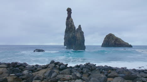 Ribeira-Da-Janela-Madeira-Porto-Moniz-Seixal-Madeira-Felsen-Mit-Unruhiger-Welle-Meer-Ozean-Unruhiger-Strand-An-Einem-Bewölkten-Tag