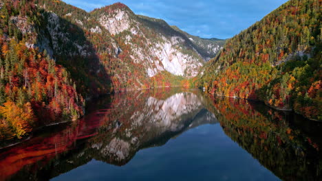Aufnahme-Eines-Ruhigen-Sees-Mit-Roten-Blättern,-Die-Im-Herbst-Die-Oberfläche-Bedecken
