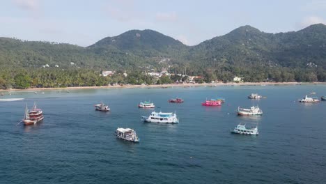 Luftaufnahme-über-Festgemachte-Boote-Im-Golf-Von-Thailand-In-Der-Nähe-Von-Sairee-Beach