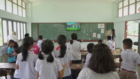 Los-Enérgicos-Niños-Asiáticos-Del-Aula-Bailan-En-La-Escuela.