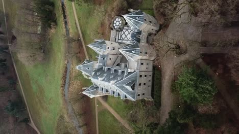 Schloss-Gołuchów-Im-Herbst-Durch-Vertikale-Drohnenaufnahmen