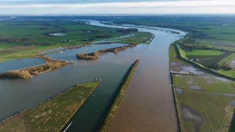 Hochwasser-überschwemmt-Die-Ufer-Des-Lek-Flusses-In-Der-Nähe-Von-Nieuwegein-Und-überschwemmt-Ackerland