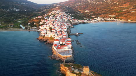 Luftaufnahmevideo-Der-Ikonischen-Insel-Andros,-Chora,-Kykladen,-Griechenland-In-Der-Abenddämmerung