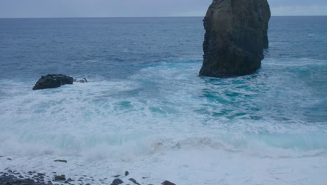 Ribeira-Da-Janeo-Rock-Madeira-Porto-Moniz-Seixal-Con-Olas-Inquietas-Mar-Océano-Playa-Inquieta-En-Un-Día-Nublado