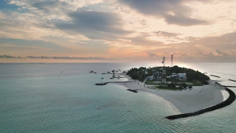 Lokale-Insel-Fulidhoo-Auf-Den-Malediven-Bei-Sonnenuntergang,-Luftaufnahme
