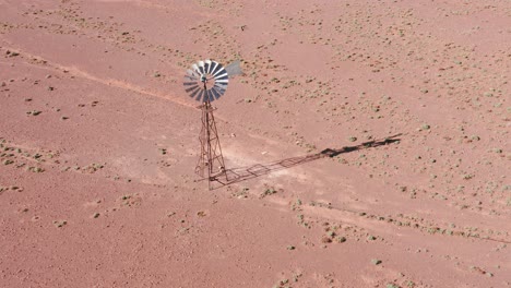 Dürre-Konzeptaufnahme-Einer-Wüstenwindmühle-Und-Trockenem-Boden-Im-Australischen-Outback