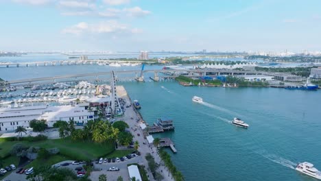 Aerial-shot-of-the-bayside-on-a-sunny-morning,-Miami,-Florida,-United-States