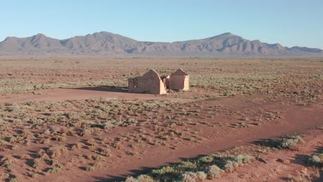 Old-settler-ruins-with-Flinders-Ranges-mountains-in-background,-South-Australia