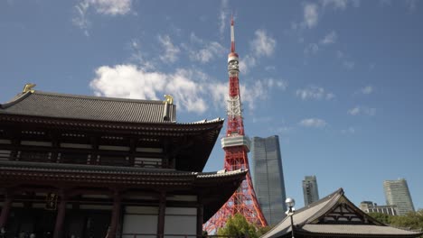 Im-Mittelpunkt-Steht-Der-Zojo-ji-Tempel-Mit-Dem-Tokyo-Tower-Und-Der-Architektonischen-Pracht-Des-Azabudai-Hills-Gebäudes-Im-Hintergrund