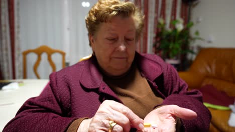 Anciana-Clasificando-Medicamentos-En-Casa