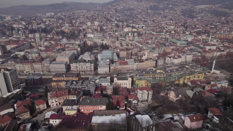 Weite-Luftaufnahme-Von-Sarajevo-Mit-Der-Aschkenasischen-Synagoge-In-Der-Mitte