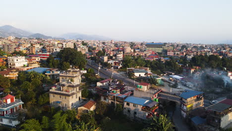 Flug-über-Die-Stadt-Pokhara-Tagsüber-In-Nepal---Drohnenaufnahme