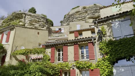 Kleine-Französische-Häuser-Mit-Kleinen-Steinhäusern-Auf-Einem-Hügel-Mit-Abfallenden-Pflanzen-Mit-Fenstern-Und-Braunen-Fensterläden