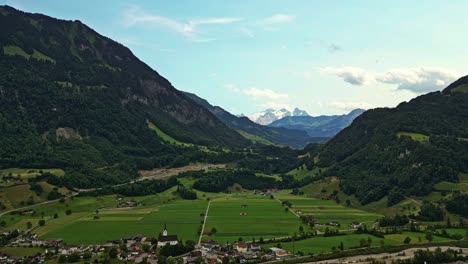 Drohnenaufnahme-Eines-Kleinen-Dorfes-Umgeben-Von-Den-Schweizer-Alpen,-Brienzer-Rothorn-In-Den-Emmentaler-Alpen,-Schweiz,-Europa