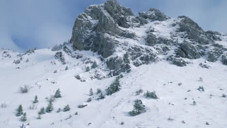 Vista-Desde-La-Base-De-Una-Montaña-Engelberg,-Suiza