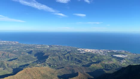 Increíble-Vista-Al-Mar-Desde-La-Cima-De-La-Montaña-Sierra-Bermeja-En-Estepona-Málaga-España,-Parque-Natural-Verde,-Cielo-Azul,-Toma-De-4k