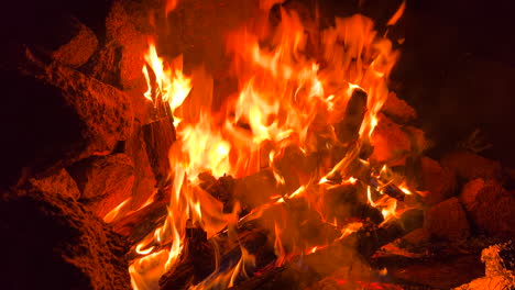 Großes-Brennendes-Lagerfeuer,-Heiße-Flammen,-Brennende-Holzstöcke-Und-Baumstämme,-Wald--Und-Naturcampingausflug,-4K-Aufnahme